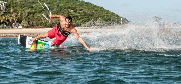 Qui est Antoine Auriol, champion de kitesurf ? kitesurfeur sur le littoral