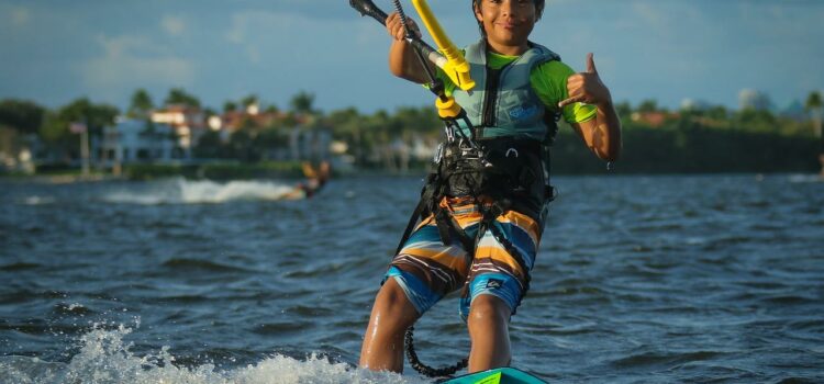 Pourquoi pratiquer le kitesurf ? jeune kitesurfeur