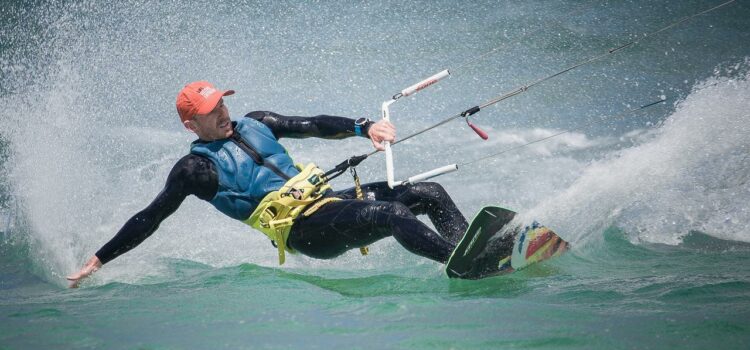 kitesurfeur qui tire des bords