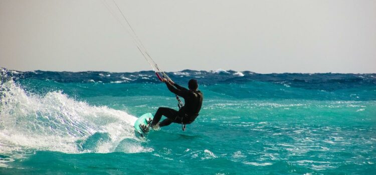 Comment débuter le kitesurf ? kitesurfer en mer